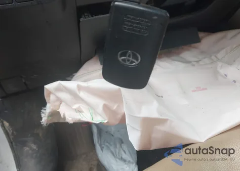 2016 Toyota Rav4 Limited z USA, uszkodzony, nr VIN 2T3DFREV3GW529036